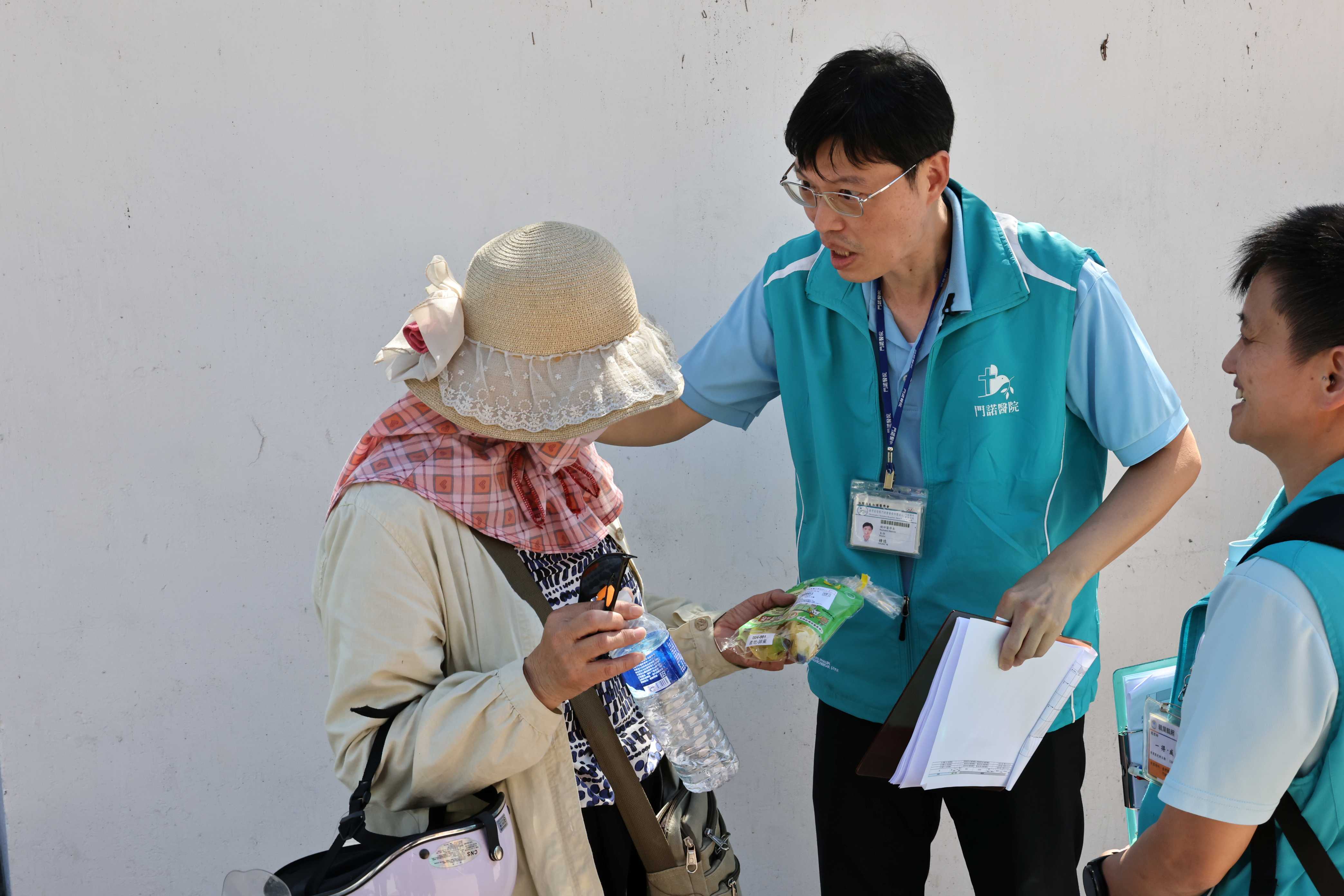 醫師送上水果 叮嚀民眾要照顧自己。(門諾醫院提供)